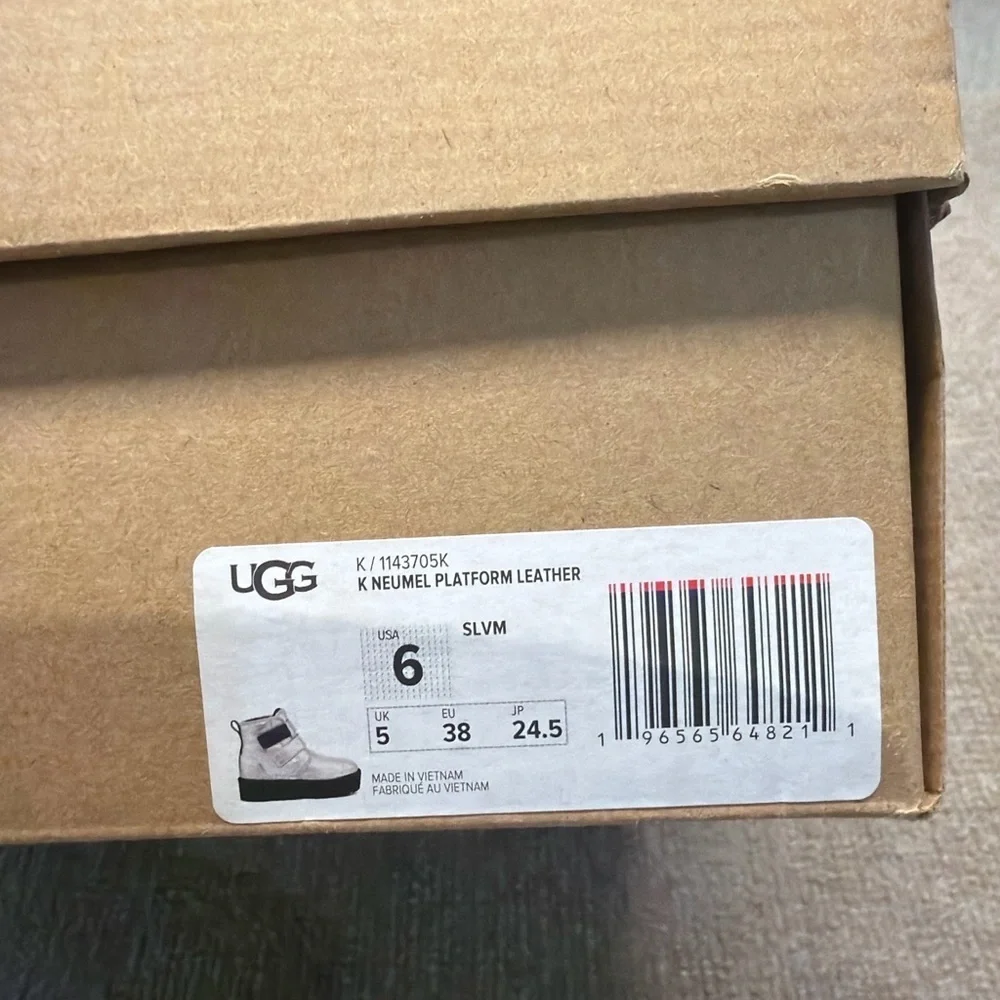 UGG Neumel Platform Leather Boots Silver Metallic – Women’s 6